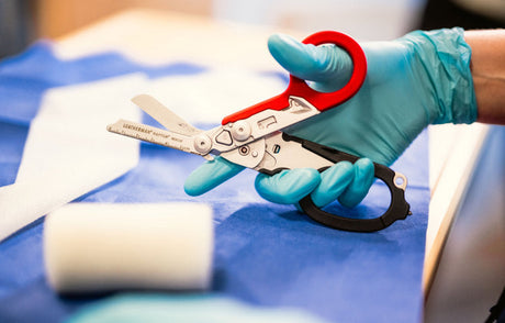 Translation missing: fr.In a snowy landscape, an individual grips a pair of Leatherman Raptor Shears, ready for a task or project