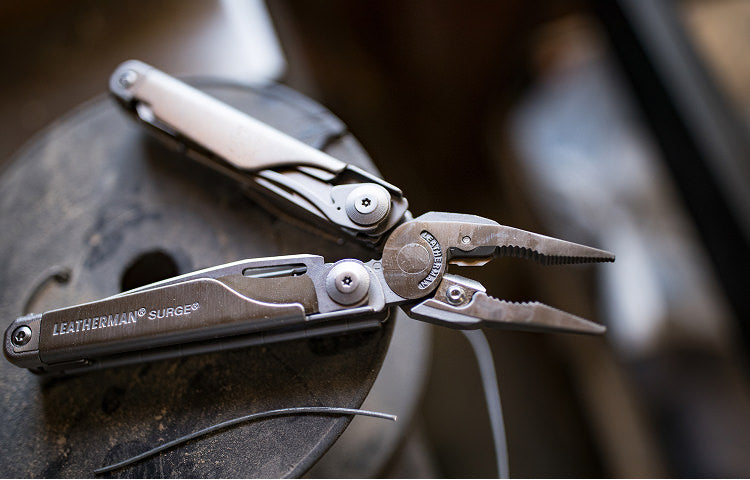 Translation missing: fr.Leatherman Surge representing essential tools for repairs