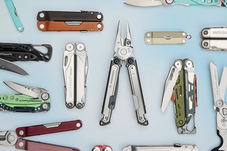 Translation missing: nl.A collection of various Leatherman multitools displayed, showcasing different styles and blade types
