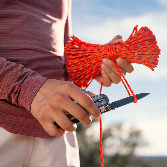 Translation missing: pl.Using ARC blade to cut paracord rope