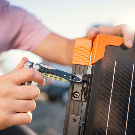 Translation missing: pl.Using the Skeletool CX screwdriver to tighten a screw on a camp stove