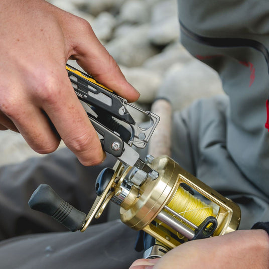 Translation missing: de.Signal being used to fix fishing reel
