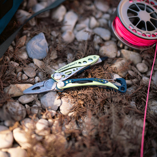 Translation missing: de.Skeletool CX open on the ground near fishing line