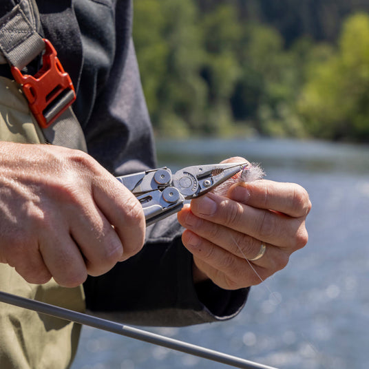 Translation missing: de.Wave Plus using pliers to adjust fishing hook