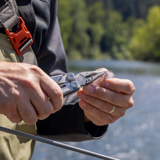 Translation missing: de.Wave Plus using pliers to adjust fishing hook