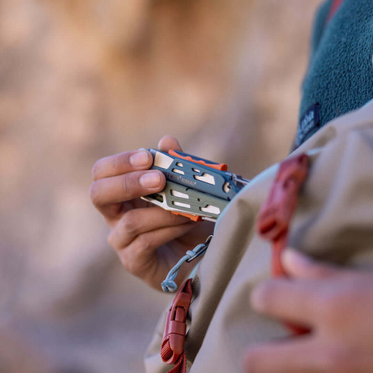 Translation missing: fr.Leatherman Signal Tundrascape multi-tool carefully stored in a backpack during a hike
