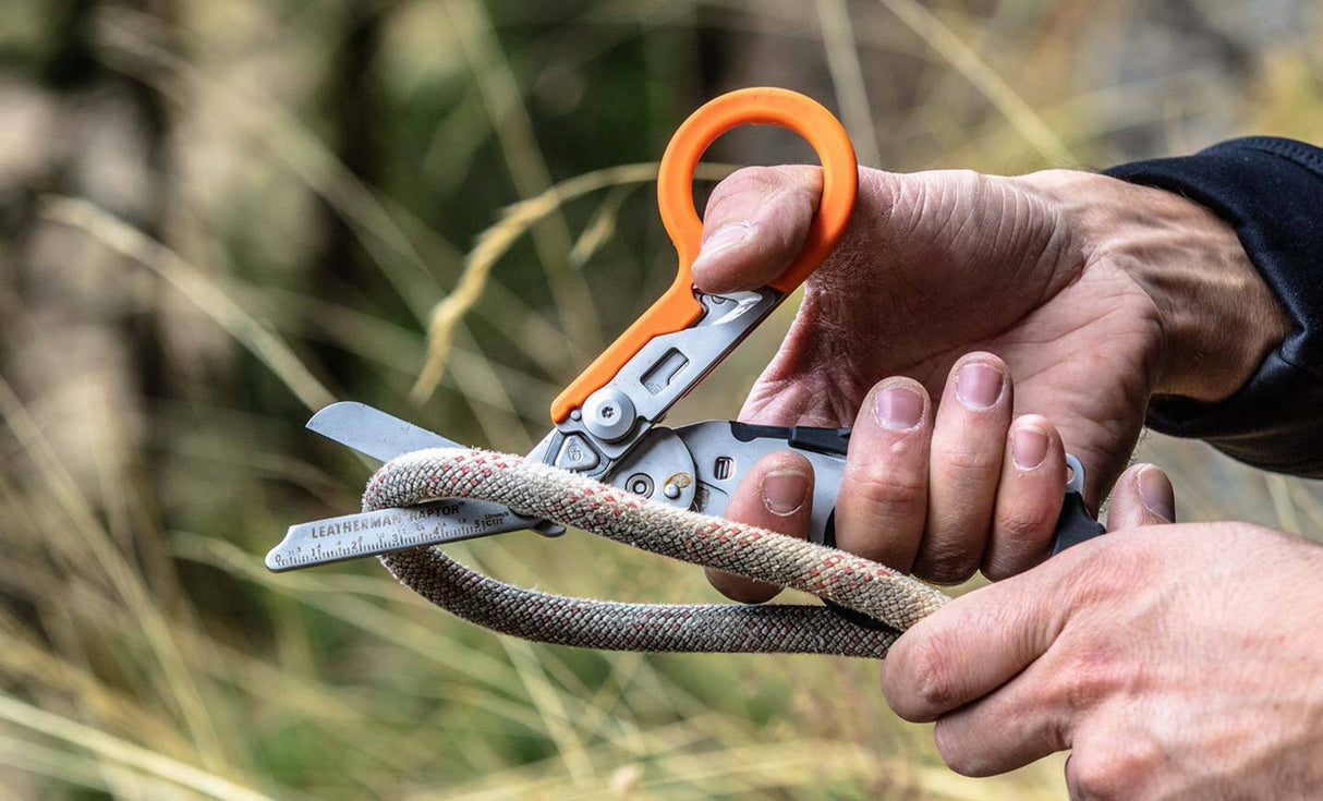 Translation missing: nl.Person using Raptor Rescue shears to cut a thick rope