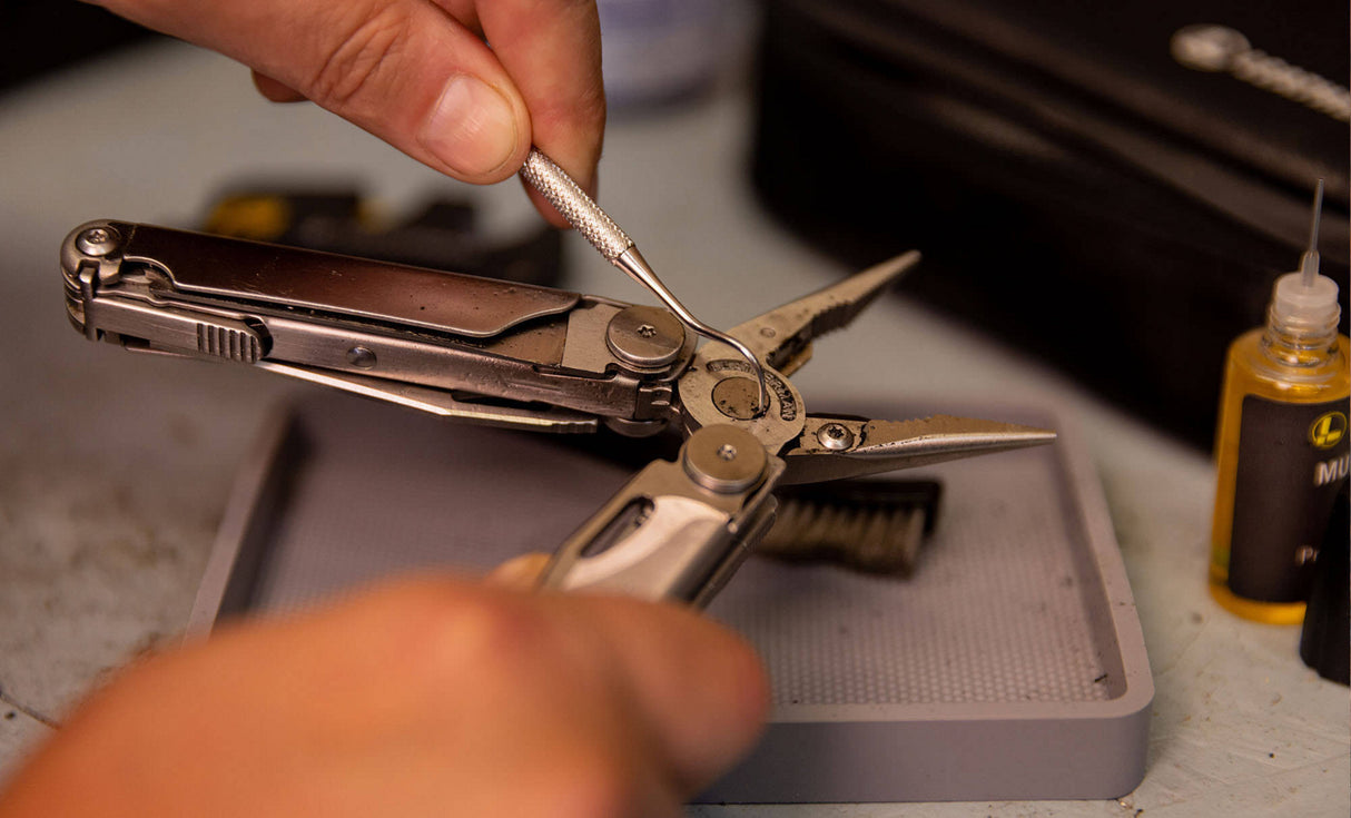 Translation missing: nl.Cleaning a Leatherman Wave with the cleaning Pick