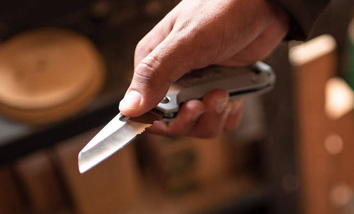 Translation missing: es.Leatherman FREE K4X, silver, one handed knife blade opening