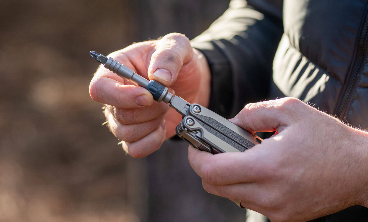 Translation missing: es.Adjusting the ratchet driver in bit holder on Leatherman Charge+ Tti