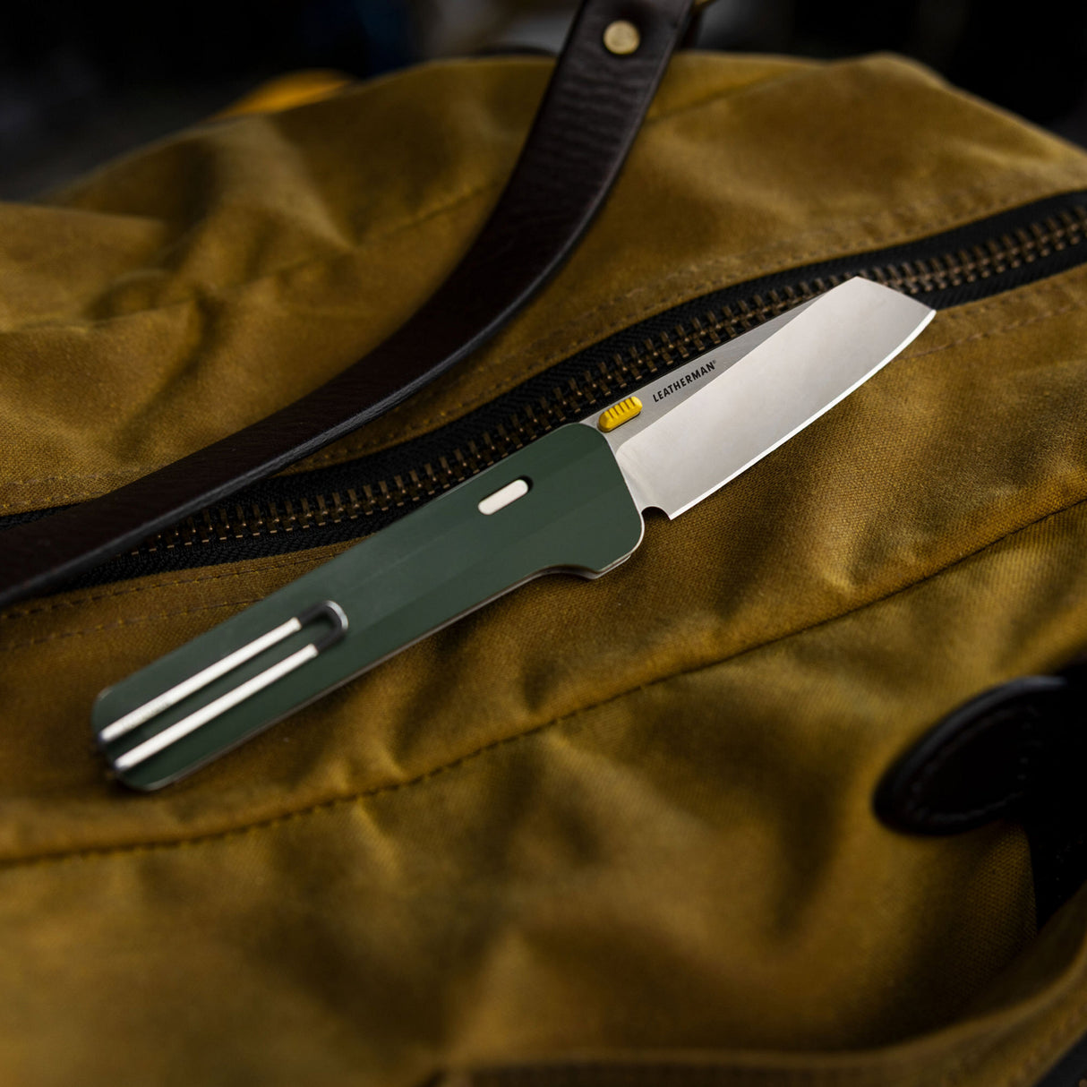 Translation missing: es.Leatherman Glider lying on a bag, indicating a scene to outdoor activities