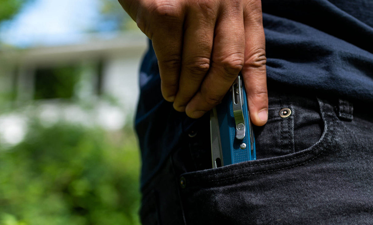 Translation missing: es.pulling out K2 from a pocket