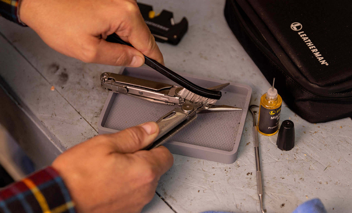 Translation missing: nl.Cleaning a Leatherman with the Cleaning Brush