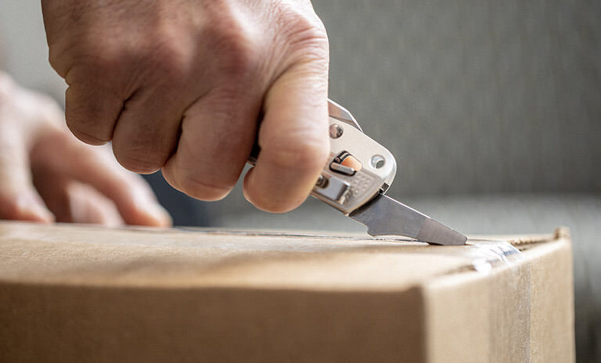 Translation missing: es.Leatherman FREE K4X, silver, package opener tool in use