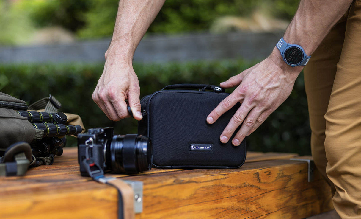 Translation missing: fr.Man closing Leatherman® Adapt Kit