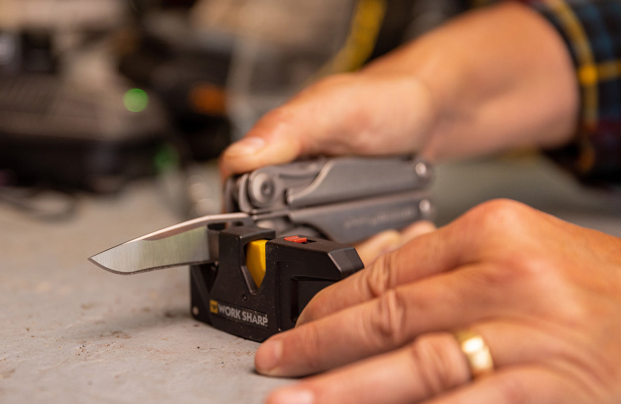 Translation missing: de.Man sharpening Leatherman Surge with Leatherman Blade Sharpener