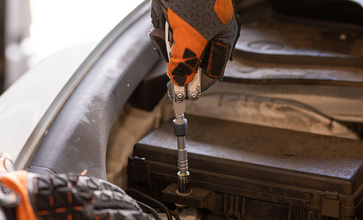 Translation missing: es.Wave+ with ratchet driver being used on a truck