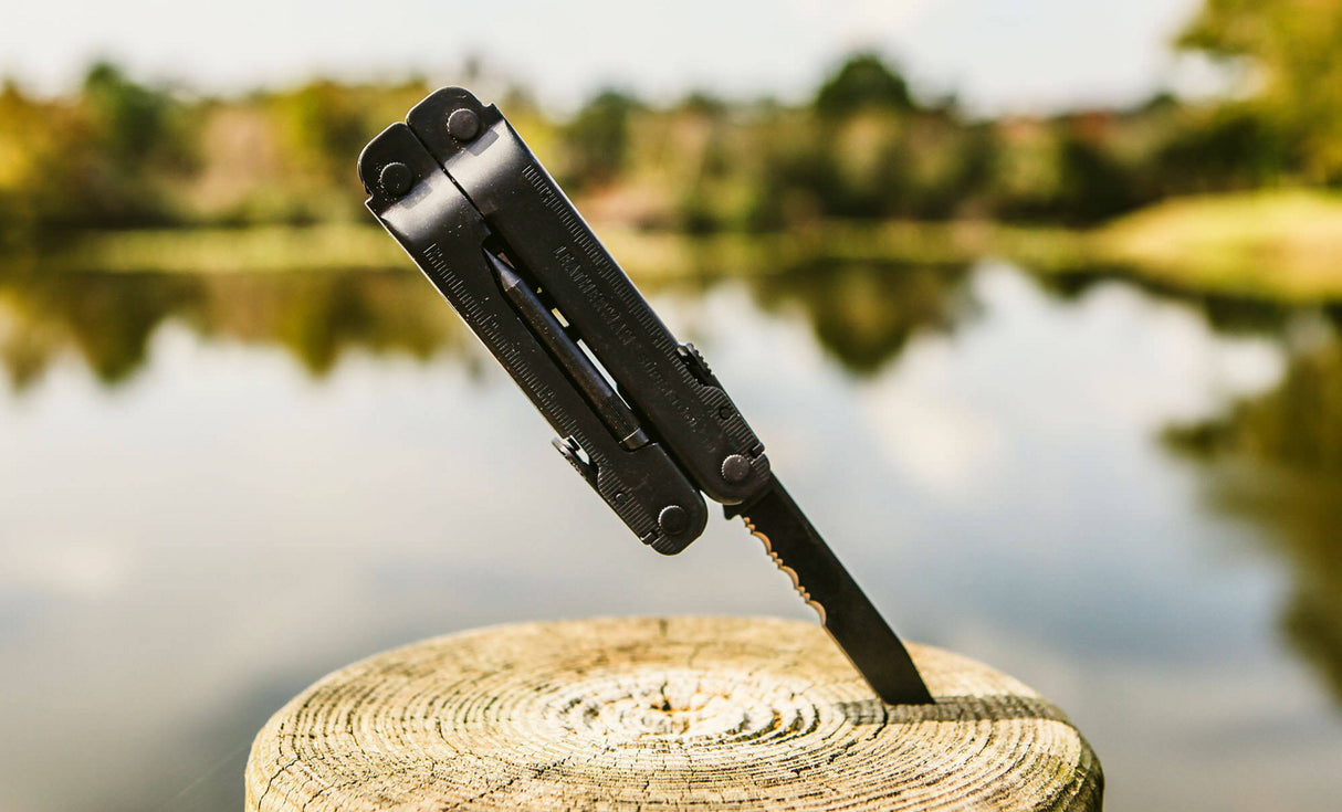 Translation missing: nl.Supertool 300 EOD stuck into a stump by a lake