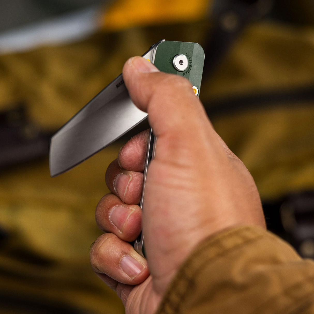 Translation missing: es.A hand with Leatherman Glider, indicating preparation for cutting