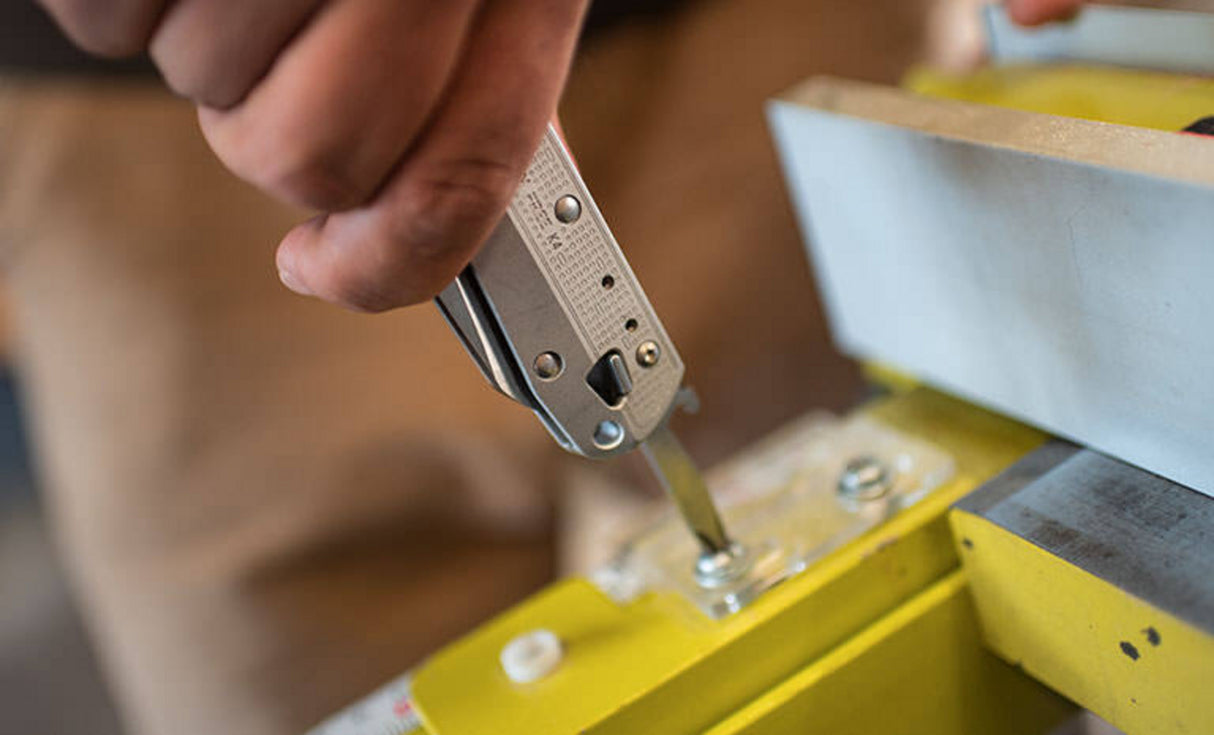 Translation missing: es.Leatherman FREE K4X, silver, phillips screwdriver tool in use