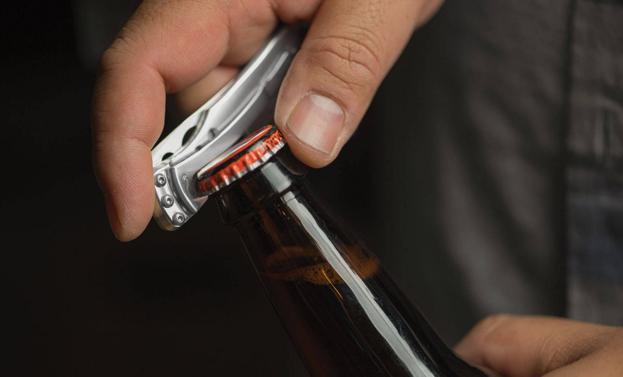 Translation missing: de.Using the Leatherman kbx pocket clip bottle opener