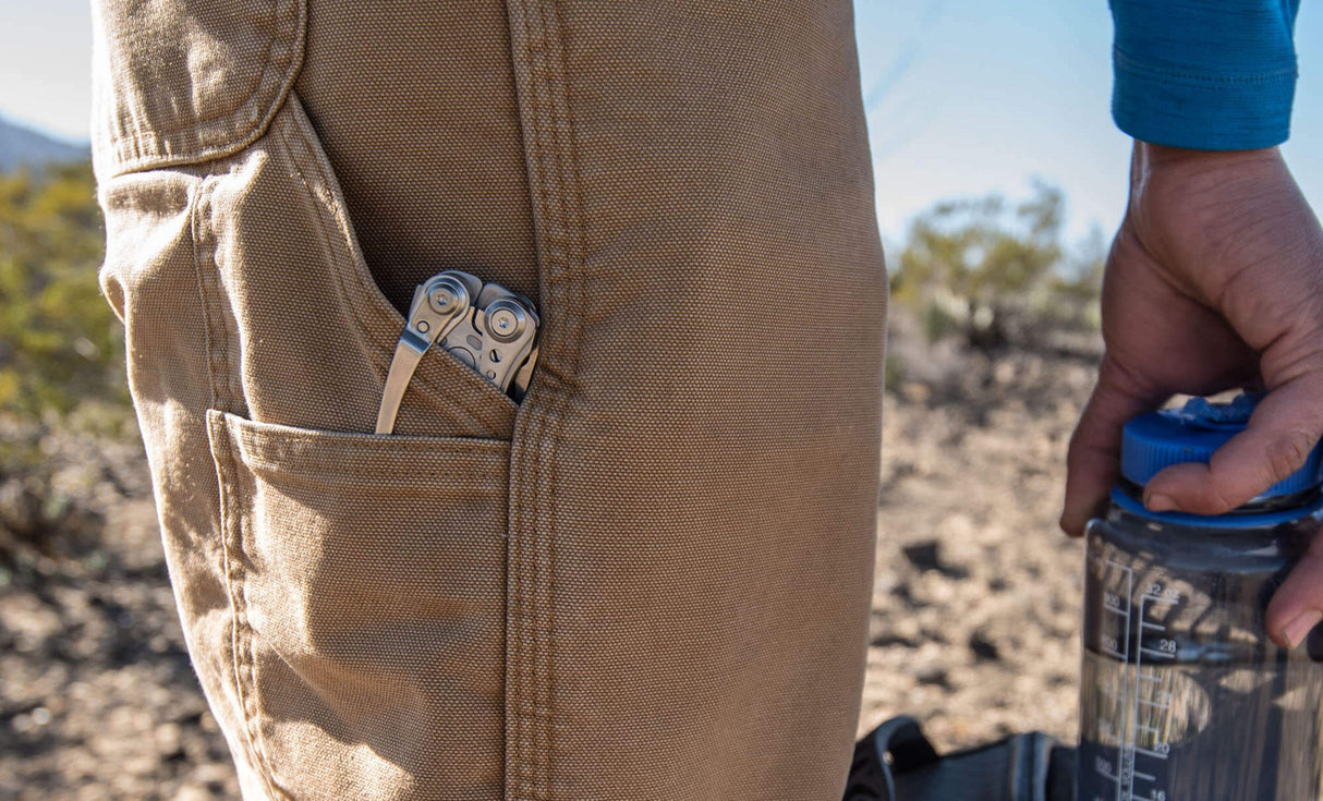 Translation missing: pl.the skeletool and pocket clip poking out of pants pocket