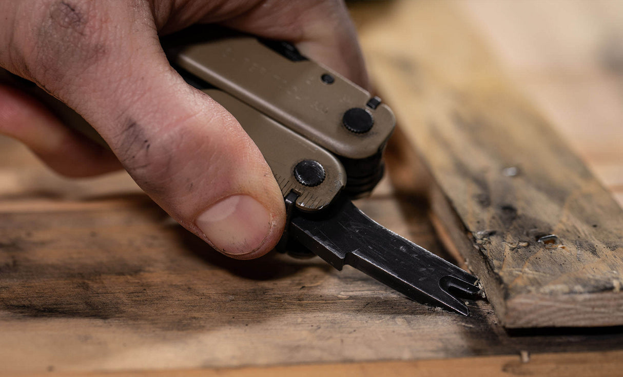 Translation missing: es.Using Super Tool to pry wood