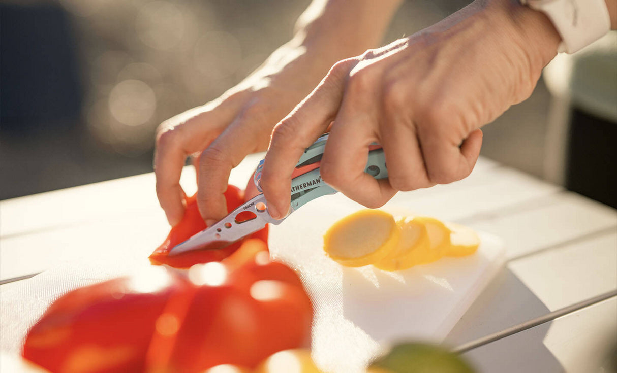 Translation missing: nl.Leatherman Skeletool CX cutting vegetables
