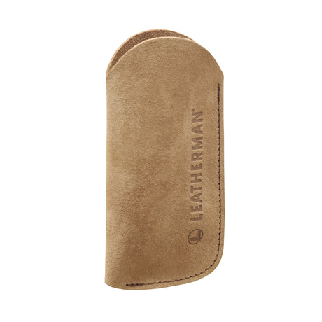 Translation missing: nl.A brown suede leather tool sleeve featuring an embossed vertical “LEATHERMAN” logo and the company’s circular emblem near the stitched edge, displayed against a white background