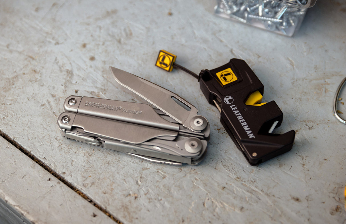 Translation missing: de.Leatherman Surge with blade opened next to Leatherman Blade Sharpener