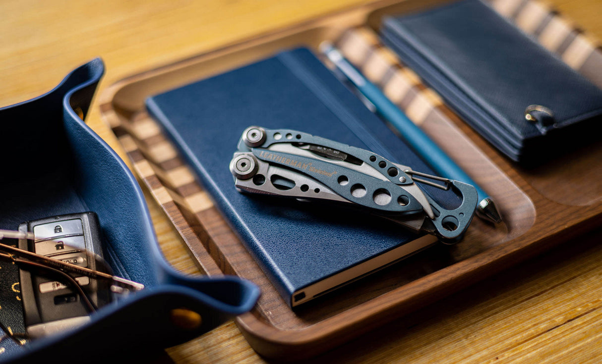 Translation missing: pl.skeletool on a desk next to a wallet and keys