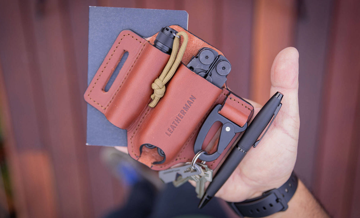 Translation missing: nl.Ainsworth EDC Sheath in a hand