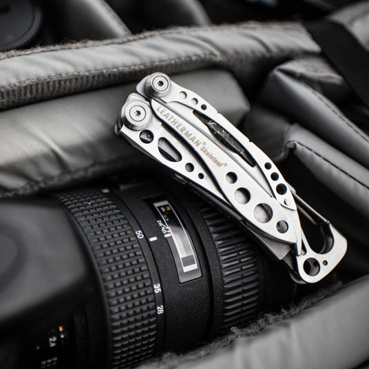 Translation missing: de.Closed Skeletool on top of a camera bag