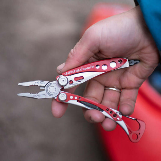 Translation missing: de.Person holding an open Skeletool RX with pliers partially opened