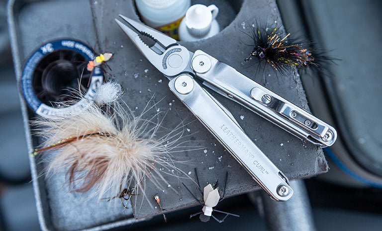 Translation missing: de.Opened Leatherman Curl on top of gray tray