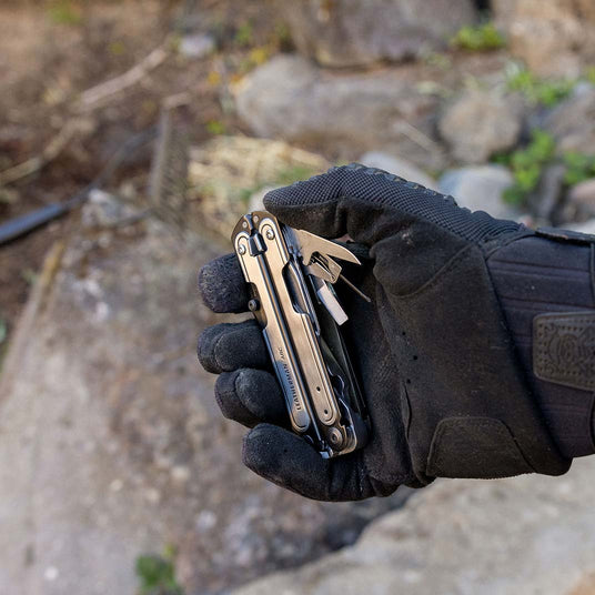 Translation missing: es.A gloved hand holding an ARC with some included tools showing