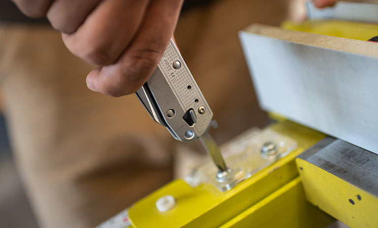 Translation missing: nl.Leatherman FREE K4X, silver, phillips screwdriver tool in use