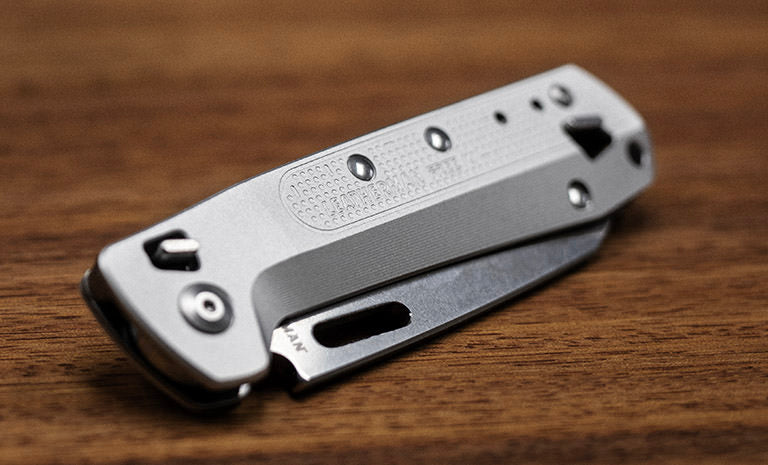Translation missing: nl.Leatherman FREE K4X, knife on table, silver, closed