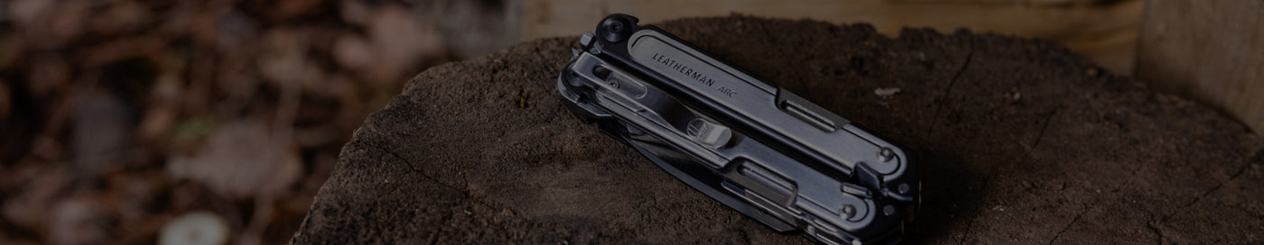 Translation missing: fr.Leatherman Arc rests on a wooden surface, showcasing its sleek design against the natural texture of the wood