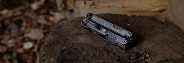 Translation missing: fr.Leatherman Arc rests on a wooden surface, showcasing its sleek design against the natural texture of the wood