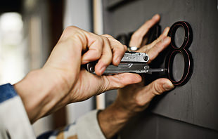 Translation missing: nl.A person using a Leatherman Rebar to tighten screw