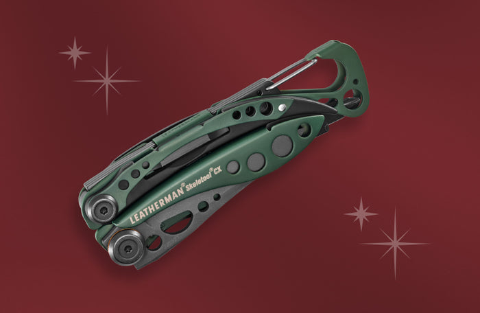 Translation missing: nl.A green Leatherman Skeletool CX on a red background with a start pattern, emphasizing its utility and aesthetic appeal