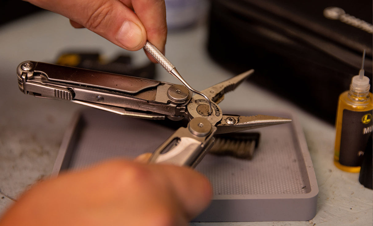 Translation missing: de.Cleaning a Leatherman Wave with the cleaning Pick