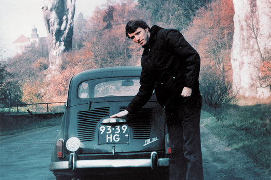 Translation missing: de.Tim Leatherman next to the fiat he toured Europe in