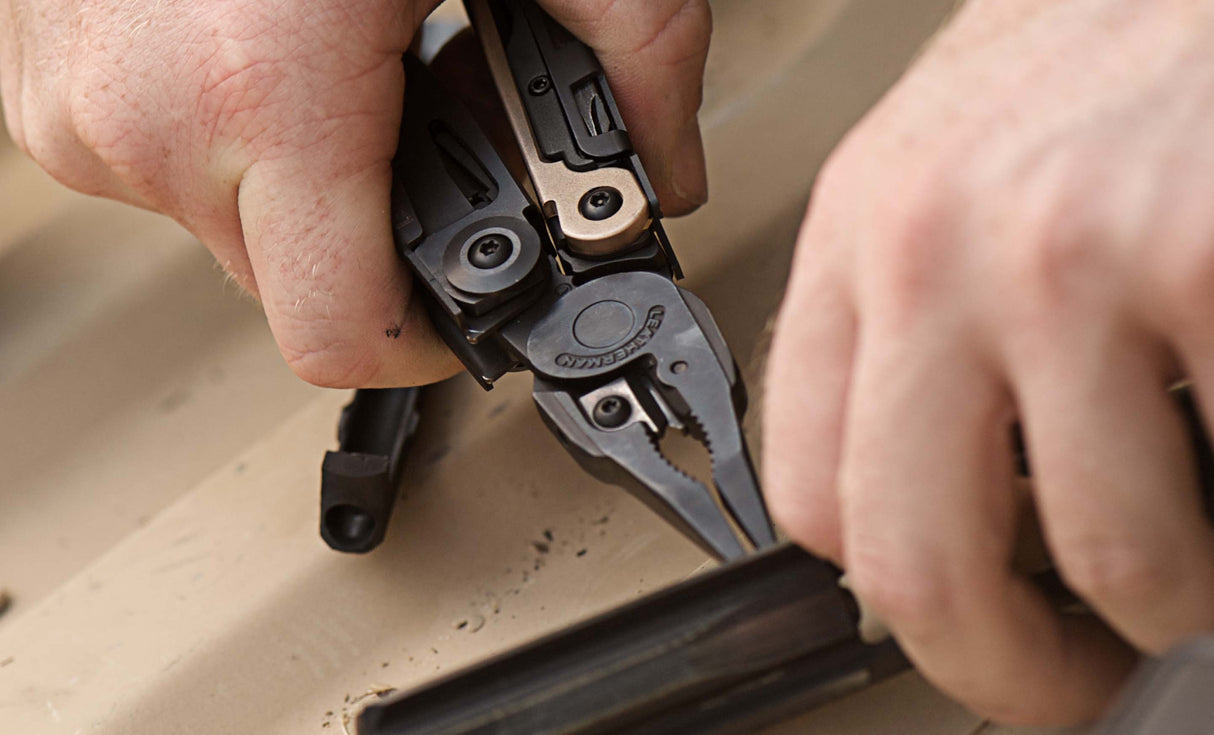Translation missing: es.MUT pliers being used