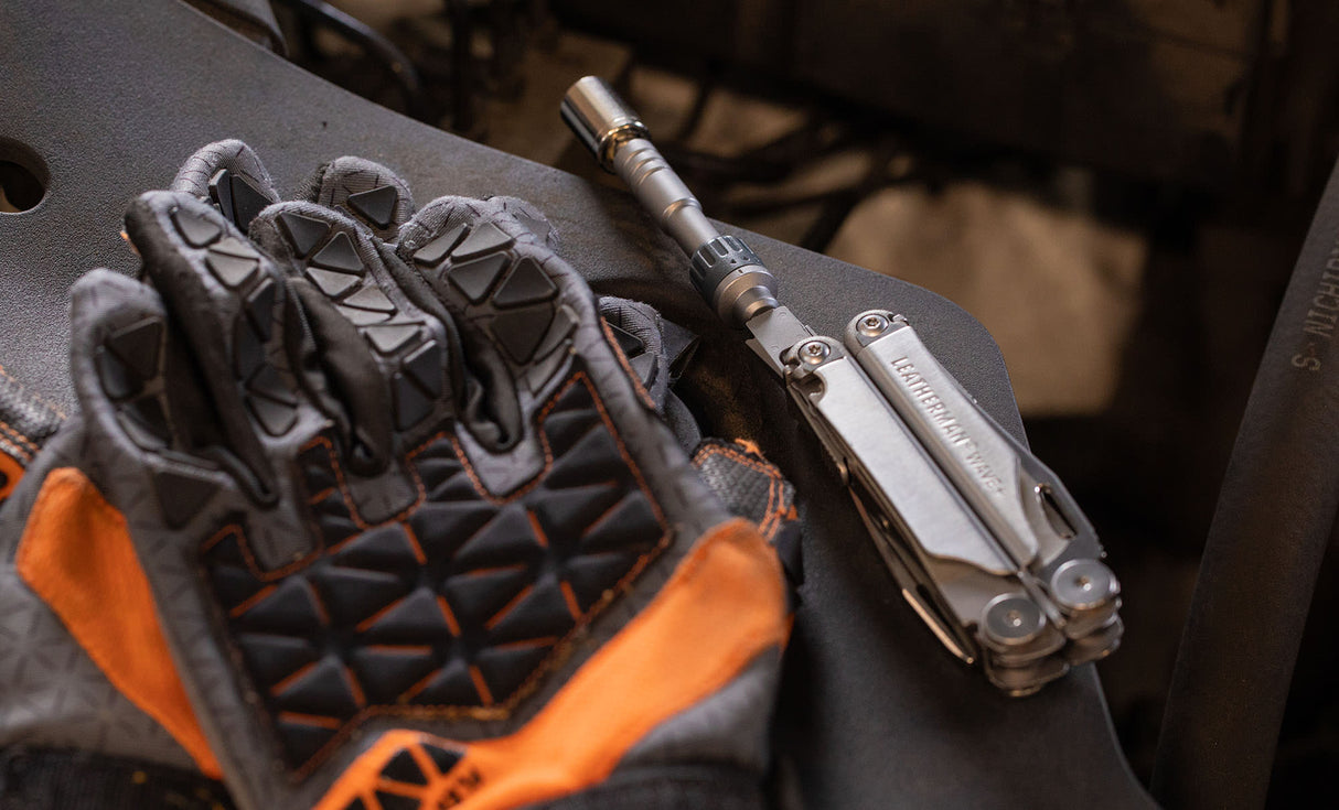 Translation missing: de.Ratchet driver in Leatherman Wave+ bit holder next to set of gloves