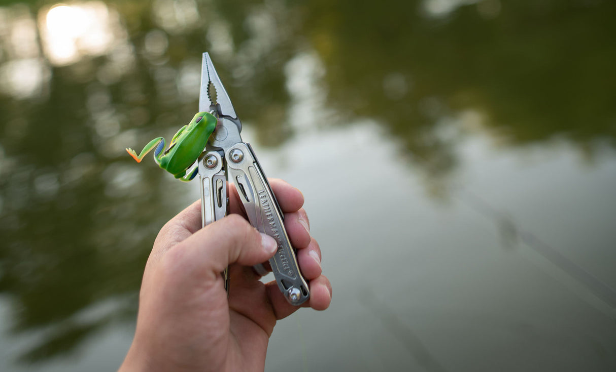 Translation missing: en.Holding fishing gear with a Sidekick