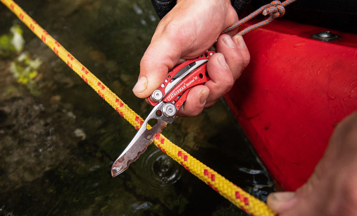 Translation missing: es.Skeletool RX cutting a rope