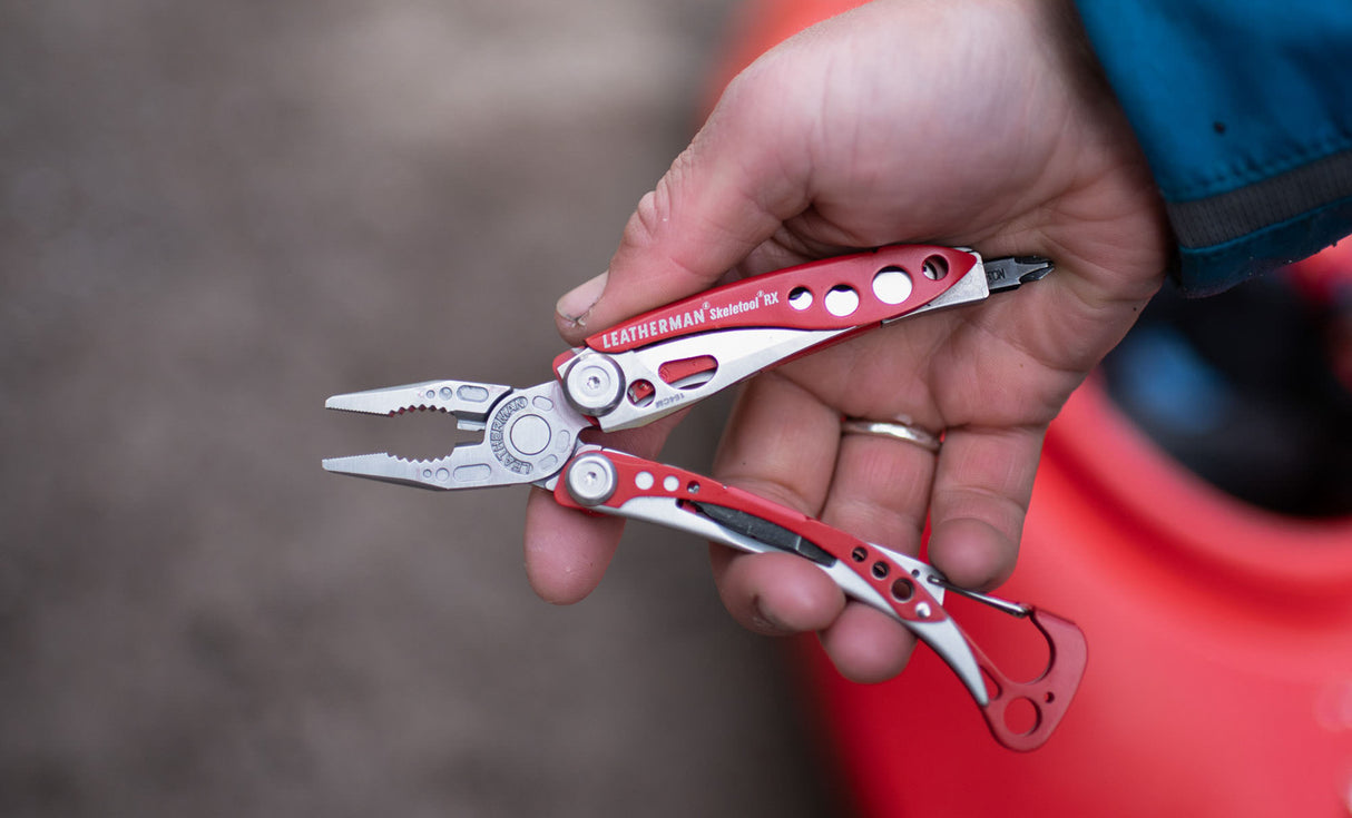 Translation missing: es.Skeletool RX open in a hand