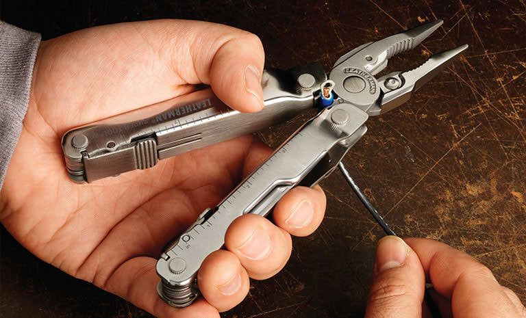 Translation missing: es.Man using Leatherman Super Tool 300 to strip wire